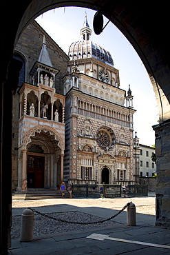 Colleoni Chapel through Archway, Piazza Vecchia, Bergamo, Lombardy, Italy, Europe