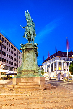 Statue on Ostra Larmgatan at dusk, Gothenburg, Sweden, Scandinavia, Europe