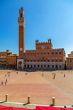 View of Piazza del Campo with Palazzo Comunale, UNESCO World Heritage Site, Siena, Tuscany, Italy, Europe