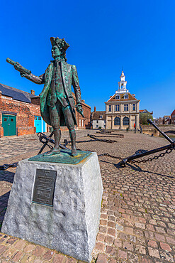 View of the Customs House and statue of George Vancouver, Purfleet Quay, Kings Lynn, Norfolk, England, United Kingdom, Europe