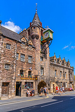 View of The People's Story Museum and Tolbooth Tavern on the Golden Mile (Royal Mile), Canongate, Edinburgh, Scotland, United Kingdom, Europe