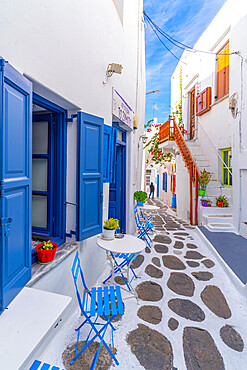 View of cobbled street and cafe, Mykonos Town, Mykonos, Cyclades Islands, Greek Islands, Aegean Sea, Greece, Europe