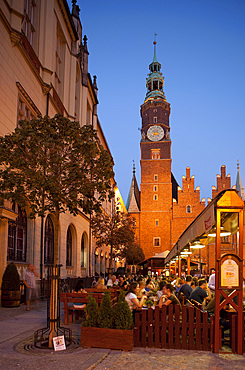 Town hall at dusk, Rynek (Old Town Square), Wroclaw, Silesia, Poland, Europe