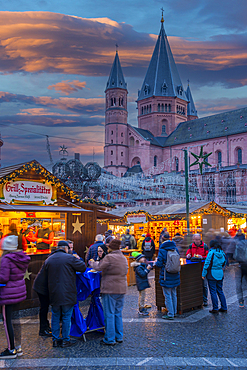 View of Christmas Market and Cathedral in Domplatz, Mainz, Rhineland-Palatinate, Germany, Europe