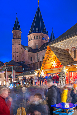 View of Christmas Market and Cathedral in Domplatz, Mainz, Rhineland-Palatinate, Germany, Europe