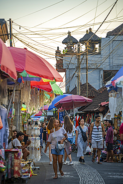 Souvenir stalls on street in Ubud, Ubud, Kabupaten Gianyar, Bali, Indonesia, South East Asia, Asia