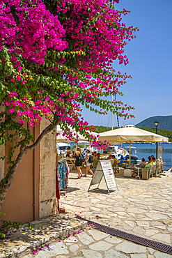 View of restaurants in Fiskardo harbour, Fiskardo, Kefalonia, Ionian Islands, Greek Islands, Greece, Europe