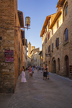 View of narrow street in San Gimignano, San Gimignano, Province of Siena, Tuscany, Italy, Europe