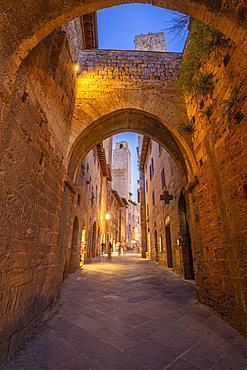 View of narrow street in San Gimignano at dusk, San Gimignano, UNESCO World Heritage Site, Province of Siena, Tuscany, Italy, Europe