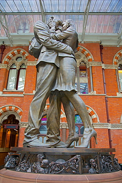 Statue of Couple Embracing, St. Pancras Station, London, England, United Kingdom, Europe