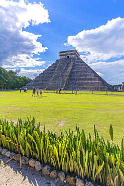 View of El Castillo (The Pyramid of Kukulkan), Mayan Ruin, Chichen Itza, UNESCO World Heritage Site, Yucatan State, Yucatan Peninsula, Mexico, North America