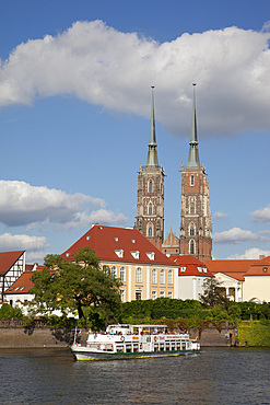 River Odra (River Oder) and Cathedral, Old Town, Wroclaw, Silesia, Poland, Europe