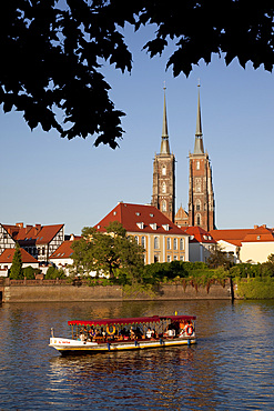 River Odra (River Oder) and Cathedral, Old Town, Wroclaw, Silesia, Poland, Europe