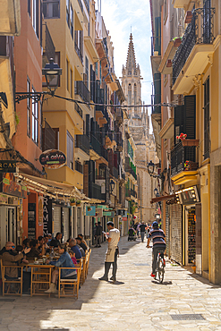 View of cafes, shops and shoppers in narrow street, Palma de Mallorca, Majorca, Balearic Islands, Spain, Mediterranean, Europe