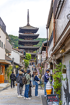 View of Sannen Zaka and Yasaka Pagoda in Gion, Kyoto Geisha District, Kyoto, Honshu, Japan