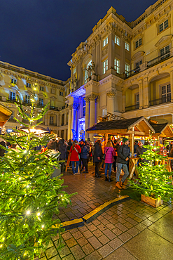 View of Christmas market stalls in Schlüterhof des Berliner Schlosses at dusk, Mitte, Berlin, Germany, Europe