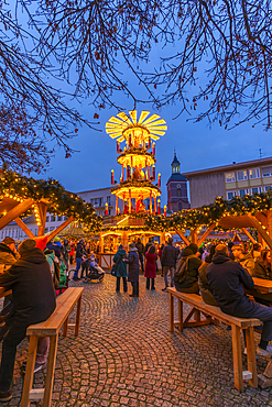 View of Christmas Market stalls in the market square in Altstadt Spandau at dusk, Spandau, Berlin, Germany, Europe