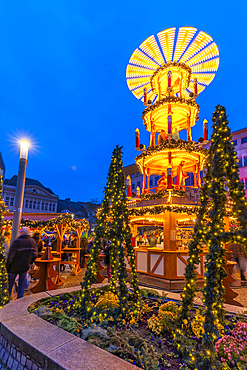 View of Christmas Market stalls in the market square in Altstadt Spandau at dusk, Spandau, Berlin, Germany, Europe