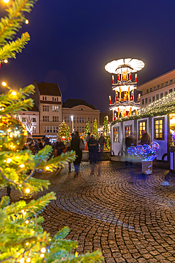 View of Christmas Market stalls in the market square in Altstadt Spandau at dusk, Spandau, Berlin, Germany, Europe