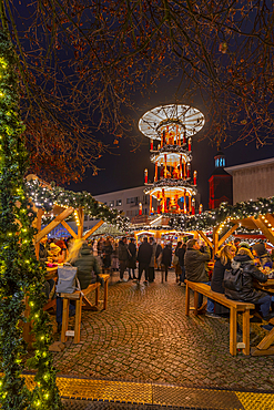 View of Christmas Market stalls in the market square in Altstadt Spandau at dusk, Spandau, Berlin, Germany, Europe