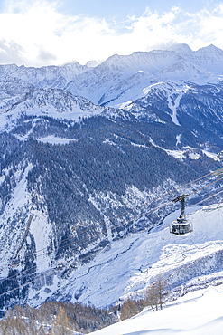 View of snow covered Aosta Valley, mountains and Skyway Monte Bianco cable car in winter, Courmayeur, Aosta Valley, Italy, Europe