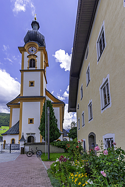 View of St. Leonhard Church in Mittersill on a sunny day, Salzburg, Austria, Europe