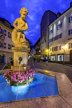 View of fountain in Stadtplatz in Zell am See at dusk, Zell am See, Salzburg, Austria, Europe