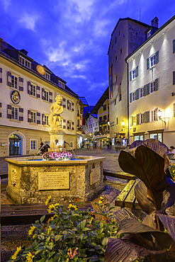 View of fountain in Stadtplatz in Zell am See at dusk, Zell am See, Salzburg, Austria, Europe