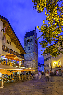 View of St. Hippolyte Church and Stadtplatz in Zell am See at dusk, Zell am See, Salzburg, Austria, Europe
