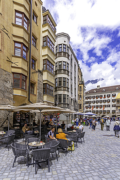 View of cafes in Herzog-Friedrich-Straße in the old town of Innsbruck on a sunny day in summer, Innsbruck, Tyrol Region, Austria, Europe