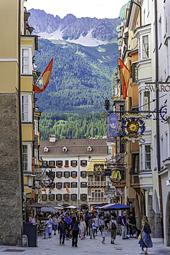 View of cafes in Herzog-Friedrich-Straße in the old town of Innsbruck on a sunny day in summer, Innsbruck, Tyrol Region, Austria, Europe