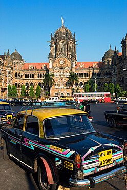 Taxi outside the Victoria Terminus (Chhatrapati Shivaji Terminus), UNESCO World Heritage Site, Mumbai (Bombay), Maharashtra, India, Asia