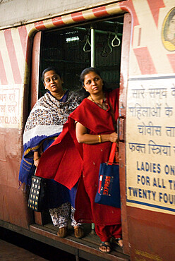 Rush hour in the Victoria Terminus (Chhatrapati Shivaji Terminus), Mumbai (Bombay), Maharashtra, India, Asia