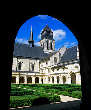 View through cloisters to the abbey church, Fontevraud Abbey (Abbaye de Fontevraud), Fontevraud, Pays-de-la-Loire, France, Europe