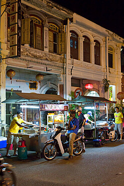 Night food stalls in Chinatown, Georgetown, Pulau Penang, Malaysia, Southeast Asia, Asia