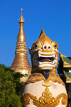 Chinthe statue at entrance to the Shwedagon pagoda, Yangon (Rangoon), Yangon Region, Myanmar (Burma), Asia