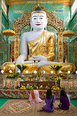 Seated Buddha statue, Soon U Ponya Shin Paya, Sagaing Hill, Sagaing, near Mandalay, Myanmar (Burma), Asia