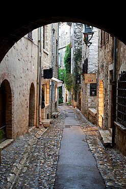 Cobbled alleyway, Saint-Paul-de-Vence, Provence-Alpes-Cote d'Azur, Provence, France, Europe