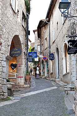 Cobbled alleyway, Saint-Paul-de-Vence, Provence-Alpes-Cote d'Azur, Provence, France, Europe