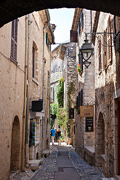 Cobbled alleyway, Saint-Paul-de-Vence, Provence-Alpes-Cote d'Azur, Provence, France, Europe