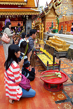 Worshippers at Wat Phra That Doi Suthep, Chiang Mai, Northern Thailand, Thailand, Southeast Asia, Asia