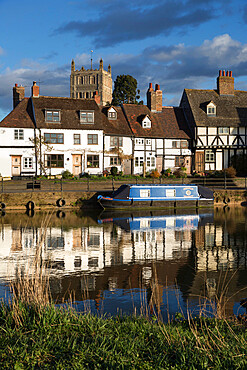 Old cottages and Tewkesbury Abbey along River Avon, Tewkesbury, Gloucestershire, England, United Kingdom, Europe