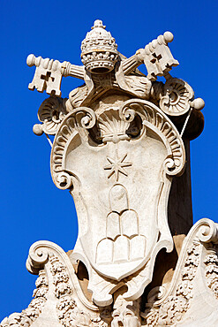 The coats of arms of the Holy See and Vatican City State, St. Peter's Square (Piazza San Pietro), Vatican City, UNESCO World Heritage Site, Rome, Lazio, Italy, Europe