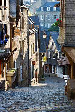 Cobbled street, Rue du Jerzual, Dinan, Cotes d'Armor, Brittany, France, Europe