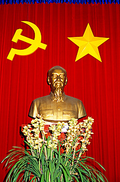 Bust of Ho Chi Minh and Vietnamese socialist flag, Vietnam, Indochina, Southeast Asia, Asia