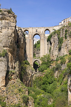 Puente Nuevo (New Bridge) and the white town perched on cliffs, Ronda, Andalucia, Spain, Europe