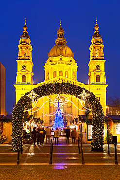 Christmas Market outside St. Stephen's Basilica (Szent Istvan Bazilika), Budapest, Hungary, Europe