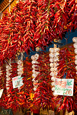 Paprika and garlic, Central Market (Kozponti Vasarcsarnok), Budapest, Hungary, Europe