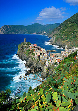 View over village on the Riviera di Levante, Vernazza, Cinque Terre, UNESCO World Heritage Site, Liguria, Italy, Mediterranean, Europe