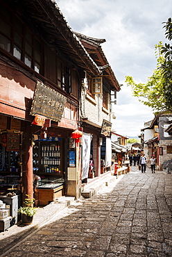 Street scene, Lijiang, UNESCO World Heritage Site, Yunnan Province, China, Asia